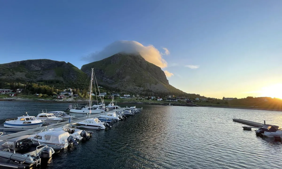 Lovund Båtforening: {"base": "no", "no": "Andre flytebryggen.  To plasser p\u00e5 midten til gjester. Og ytterst.", "se": "Andra flytbryggan. Tv\u00e5 platser p\u00e5 mitten f\u00f6r g\u00e4ster. Och ytterst.", "en": "Second floating dock. Two spots in the middle for guests. And at the end.", "da": "Den anden flydebro. To pladser midt p\u00e5 til g\u00e6ster. Og yderst."}