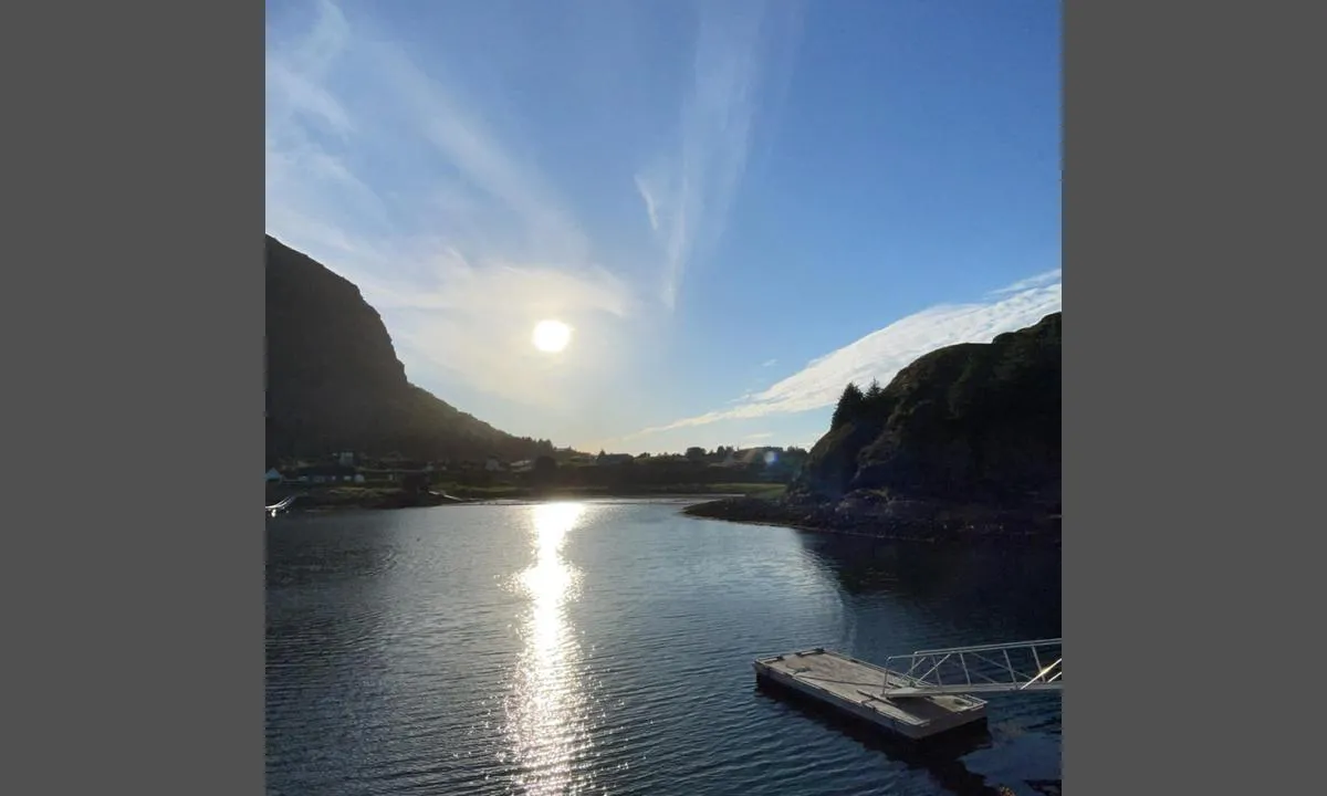 Lovund Båtforening: {"base": "no", "no": "Flytebrygge for \u00e5 fylle bensin.  Veldig grunt rundt.", "se": "Flytbrygga f\u00f6r att tanka bensin. V\u00e4ldigt grunt runtom.", "en": "Floating dock for refueling gasoline. Very shallow around.", "da": "Flydebro til at fylde benzin. Meget lavt omkring."}