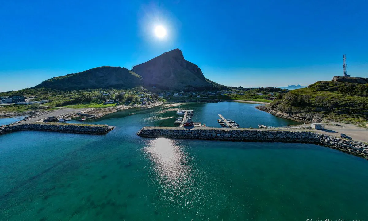 {"base": "no", "no": "Innseilingen til Lovund b\u00e5tforening. Lovundfjellet p\u00e5 623 meter. Tr\u00e6na i horisonten.", "se": "Inseglingen till Lovund b\u00e5tforening. Lovundfjellet p\u00e5 623 meter. Tr\u00e6na p\u00e5 horisonten.", "en": "The approach to Lovund Boat Association. Lovund Mountain at 623 meters. Tr\u00e6na on the horizon.", "da": "Indsejlingen til Lovund b\u00e5deforening. Lovundbjerget p\u00e5 623 meter. Tr\u00e6na i horisonten."}