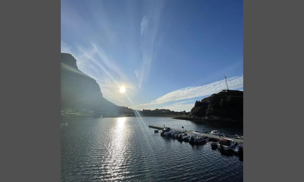 Lovund Båtforening: {"base": "no", "no": "Ene flytebrygga. Gjesteplasser ytterst.", "se": "Ena flytbryggan. G\u00e4stplatser ytterst.", "en": "Single floating dock. Guest places at the outer end.", "da": "Eneste flydebro. G\u00e6stepladser yderst."}