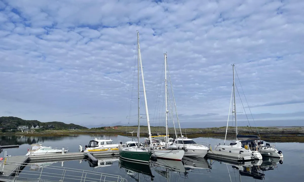 Lovund Rorbu Hotell: {"base": "no", "no": "Nye betongbrygger med str\u00f8m og vann. Godt beskytte mot svell fra hurtigb\u00e5t og ferger som kommer og g\u00e5r. God dybde hele veien inn til bryggene selv om det p\u00e5 kartet er avmerket en 1 meters grunne i innseilingen.", "se": "Nya betongbryggor med el och vatten. V\u00e4l skyddat mot svall fr\u00e5n snabb\u00e5t och f\u00e4rjor som kommer och g\u00e5r. Bra djup hela v\u00e4gen in till bryggorna \u00e4ven om en 1 meters grund \u00e4r markerad p\u00e5 kartan vid inseglingen.", "en": "New concrete docks with electricity and water. Well protected from swells caused by fast ferries and ships that come and go. Good depth all the way in to the docks, even though the chart marks a 1-meter shoal in the approach.", "da": "Nye betonbrygger med str\u00f8m og vand. Godt beskyttet mod d\u00f8nninger fra hurtigb\u00e5de og f\u00e6rger, der kommer og g\u00e5r. God dybde hele vejen ind til bryggerne, selvom der p\u00e5 kortet er markeret en 1 meter grund i indsejlingen."}