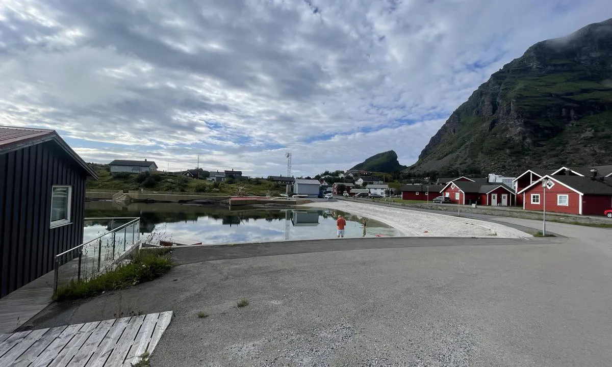 Lovund Gjestehavn: 100m fra gjestehavnen finner du denne nydelige anlagte badeplassen. Langs to av siden er det flotte gangveier og amfi i tre. Virkelig godt tilrettelagt for barnefamilier.