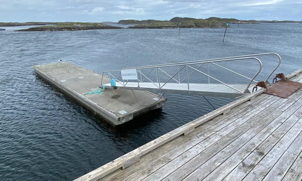 Lovund Gjestehavn: {"base": "no", "no": "Gjestebrygge ved Kystkultursenteret (Fjellg\u00e5rdsbrygga).", "se": "G\u00e4stbrygga vid Kustkulturscentret (Fjellg\u00e5rdsbryggan).", "en": "Guest dock at the Coastal Culture Center (Fjellg\u00e5rdsbrygga).", "da": "G\u00e6stebro ved Kystkulturcenteret (Fjeldg\u00e5rdsbroen)."}