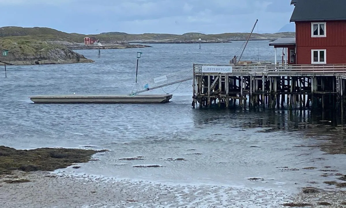 Lovund Gjestehavn: {"base": "no", "no": "Gjestebrygge ved Kystkultursenteret (Fjellg\u00e5rdsbrygga).", "se": "G\u00e4stbrygga vid Kustkulturcentrumet (Fjellg\u00e5rdsbryggan).", "en": "Guest pier at the Coastal Culture Center (Fjellg\u00e5rdsbrygga).", "da": "G\u00e6stebro ved Kystkulturcenteret (Fjeldg\u00e5rdsbryggen)."}