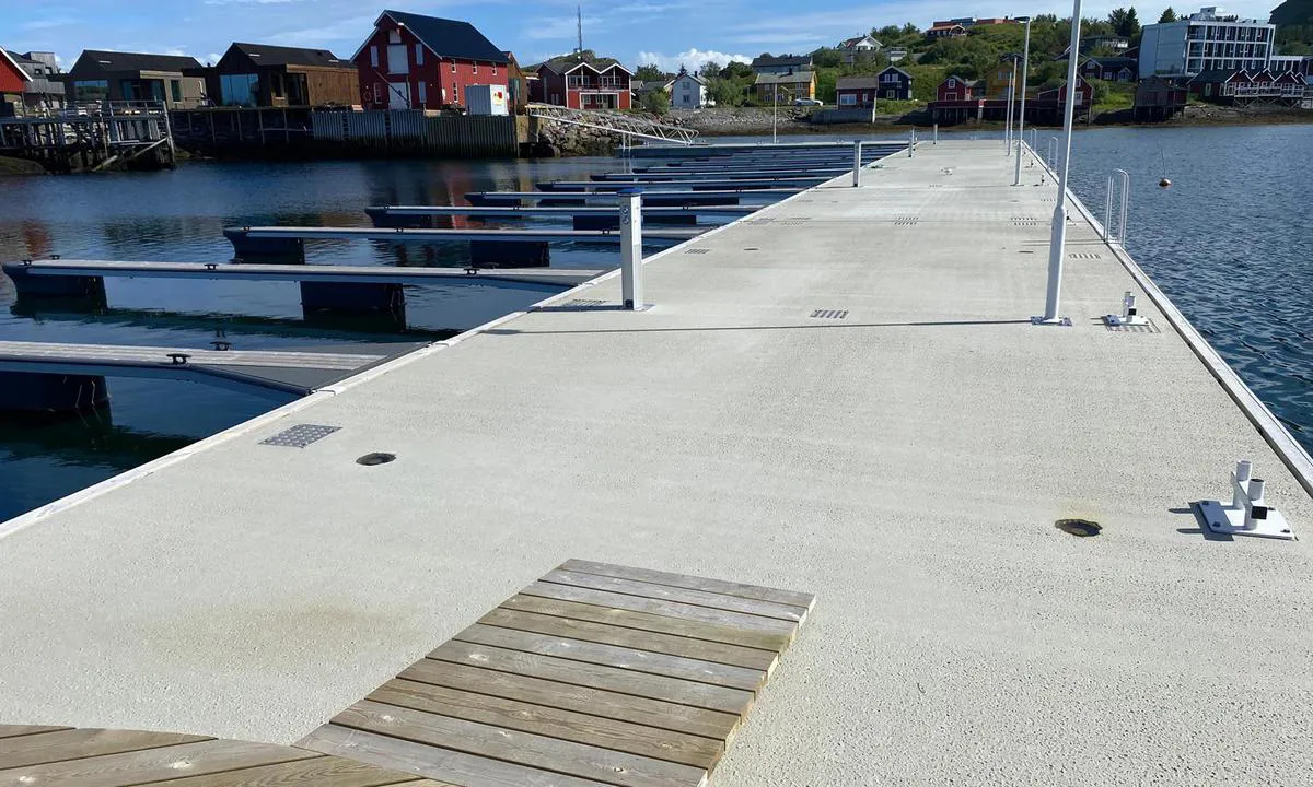 Lovund, Hamnholmen: {"base": "no", "no": "Brygga sett fra badstua.", "se": "Bryggan sedd fr\u00e5n bastun.", "en": "The dock as seen from the sauna.", "da": "Broen set fra saunaen.", "fr": "Le quai vu depuis le sauna.", "de": "Der Steg gesehen von der Sauna.", "es": "El muelle visto desde la sauna.", "it": "Il molo visto dalla sauna.", "pt": "O cais visto da sauna.", "nl": "De steiger gezien vanuit de sauna.", "pl": "Pomost widziany z sauny.", "uk": "\u041f\u0440\u0438\u0447\u0430\u043b \u0432\u0438\u0434 \u0437 \u043b\u0430\u0437\u043d\u0456.", "ro": "Pontonul v\u0103zut din saun\u0103.", "tr": "\u0130skele saunadan g\u00f6r\u00fcld\u00fc.", "el": "\u0397 \u03c0\u03c1\u03bf\u03ba\u03c5\u03bc\u03b1\u03af\u03b1 \u03cc\u03c0\u03c9\u03c2 \u03c6\u03b1\u03af\u03bd\u03b5\u03c4\u03b1\u03b9 \u03b1\u03c0\u03cc \u03c4\u03b7 \u03c3\u03ac\u03bf\u03c5\u03bd\u03b1.", "cs": "Pohled na molo ze sauny.", "hu": "A m\u00f3l\u00f3 a szaun\u00e1b\u00f3l n\u00e9zve.", "fi": "Laituri saunasta katsottuna.", "bg": "\u041a\u0435\u044f\u0442, \u0432\u0438\u0434\u044f\u043d \u043e\u0442 \u0441\u0430\u0443\u043d\u0430\u0442\u0430.", "sr": "\u041f\u0440\u0438\u0441\u0442\u0430\u043d\u0438\u0448\u0442\u0435 \u0433\u043b\u0435\u0434\u0430\u043d\u043e \u0438\u0437 \u0441\u0430\u0443\u043d\u0430.", "et": "Sild vaadatuna saunast.", "lv": "Piest\u0101tne redz\u0113ta no pirts.", "lt": "Prieplauka matoma i\u0161 pirties."}