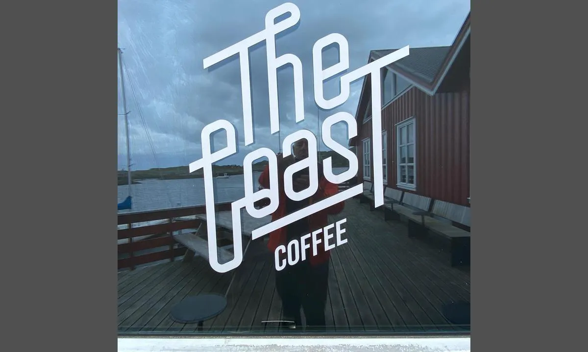 Lovund, Hamnholmen: {"base": "no", "no": "God kaffebar p\u00e5 brygga.", "se": "Bra kaf\u00e9 p\u00e5 bryggan.", "en": "Good coffee bar on the pier.", "da": "God kaffebar p\u00e5 kajen."}