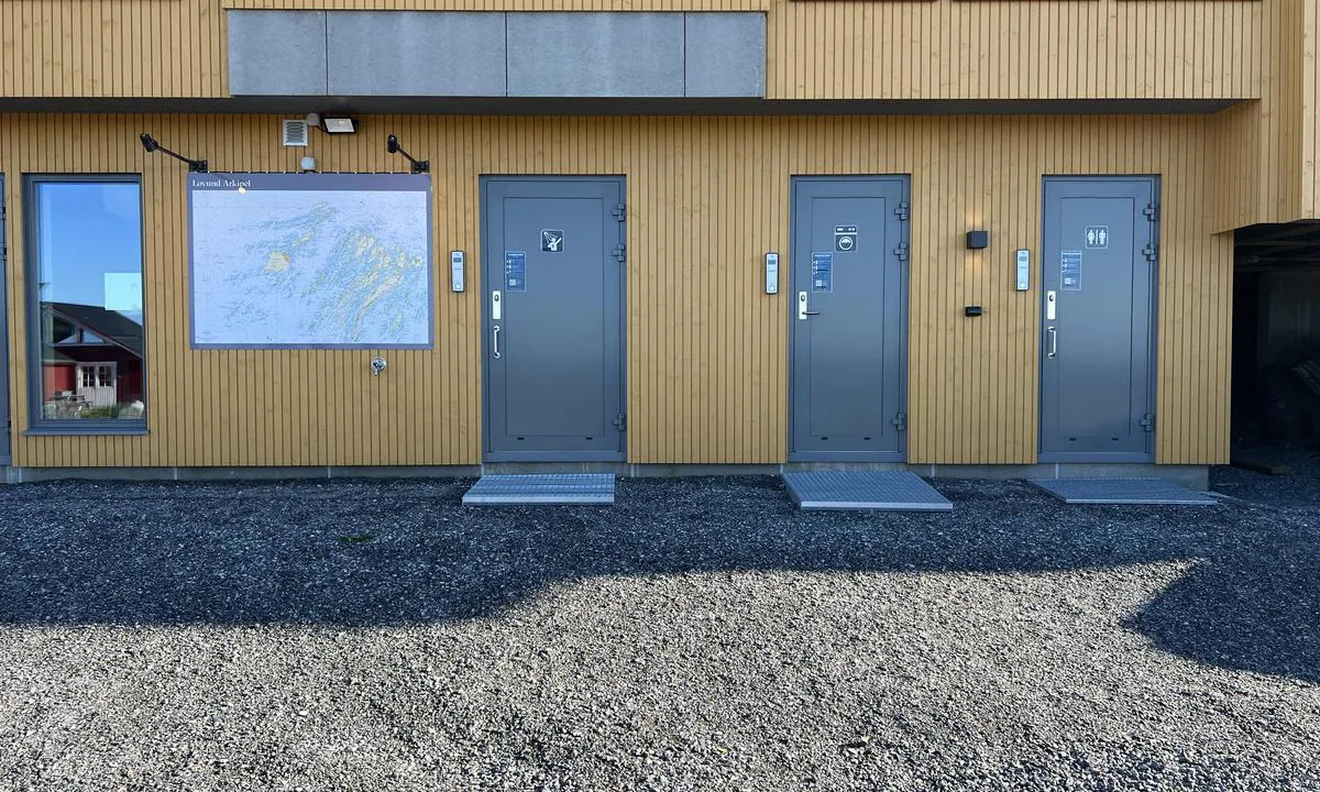 Lovund Rorbu Hotell: {"base": "no", "no": "Nytt og flott sanit\u00e6ranlegg. Betaling via GoMarina", "se": "Ny och fin sanitetsanl\u00e4ggning. Betalning via GoMarina", "en": "New and excellent sanitary facility. Payment via GoMarina", "da": "Ny og flot sanitetsanl\u00e6g. Betaling via GoMarina"}