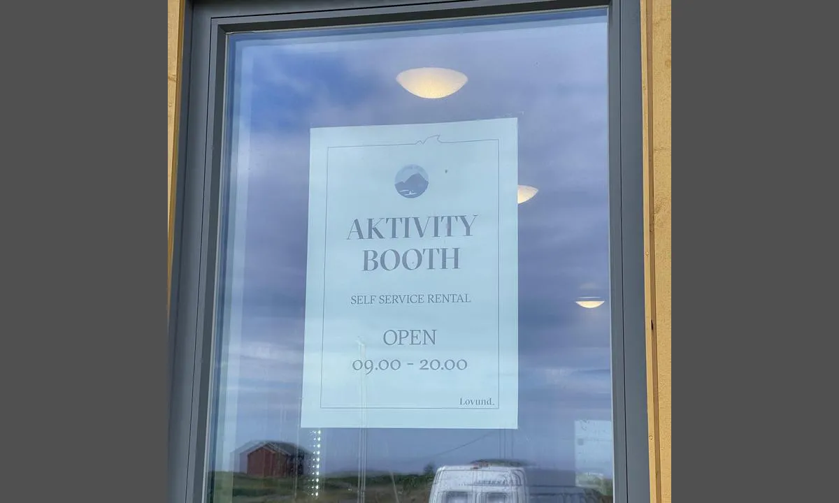 Lovund Rorbu Hotell: {"base": "no", "no": "Her har de sykler, kajakker, SUP\u00b4er, og masse annet for utleie.", "se": "H\u00e4r har de cyklar, kajaker, SUP:er och mycket annat f\u00f6r uthyrning.", "en": "They have bicycles, kayaks, SUPs, and lots of other equipment for rent.", "da": "Her har de cykler, kajakker, SUP\u00b4er, og en masse andet til udlejning."}