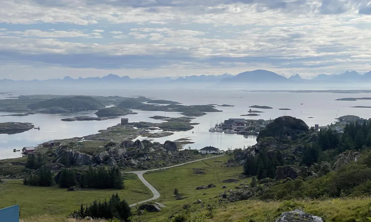 Lovund Rorbu Hotell: {"base": "no", "no": "Oversikt over havna. Godt beskyttet mot svell fra hurtigb\u00e5t og ferger.", "se": "\u00d6versikt \u00f6ver hamnen. V\u00e4l skyddad mot svall fr\u00e5n snabb\u00e5t och f\u00e4rjor.", "en": "Overview of the harbor. Well protected against swell from express boats and ferries.", "da": "Oversigt over havnen. Godt beskyttet mod sv\u00e6lg fra hurtigb\u00e5d og f\u00e6rger."}