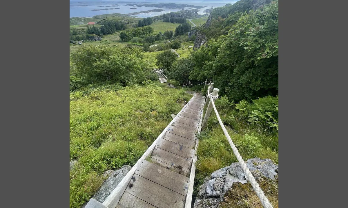 Lovund Rorbu Hotell: {"base": "no", "no": "Naturstien opp til lundeura er veldig godt tilrettelagt.", "se": "Naturstigen upp till lundberget \u00e4r mycket v\u00e4l tillr\u00e4ttalagd.", "en": "The nature trail up to the puffin cliffs is very well facilitated.", "da": "Naturstien op til lundeura er meget godt tilrettelagt."}