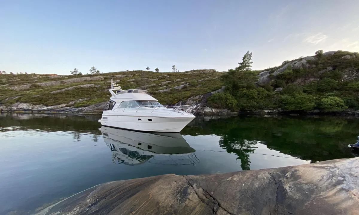 Lun vik i Kjerrgardpollen: {"base": "no", "no": "Baug fort\u00f8yd mot 2 permanente bolter i fjellet (mindre type og vanskelig \u00e5 se). Dregg ute akter og tau akter festet i et tre p\u00e5 land.", "se": "B\u00e5gen f\u00f6rt\u00f6jd mot 2 permanenta bultar i berget (mindre typ och sv\u00e5ra att se). Ankare ute akter och lina akter f\u00e4st i ett tr\u00e4d p\u00e5 land.", "en": "Bow moored to 2 permanent bolts in the rock (smaller type and hard to see). Anchor out at the stern and stern line secured to a tree on land.", "da": "Bov fort\u00f8jet mod 2 permanente bolte i fjeldet (mindre type og sv\u00e6r at se). Anker ude agter og tov agter fastgjort i et tr\u00e6 p\u00e5 land."}
