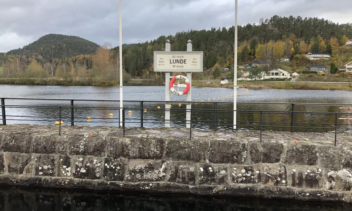 {"base": "no", "no": "Lunde Sluse 59-62 m.o.h.", "se": "Lunde Sluice 59-62 m.\u00f6.h.", "en": "Lunde Lock 59-62 meters above sea level.", "da": "Lunde Sluse 59-62 m.o.h."}