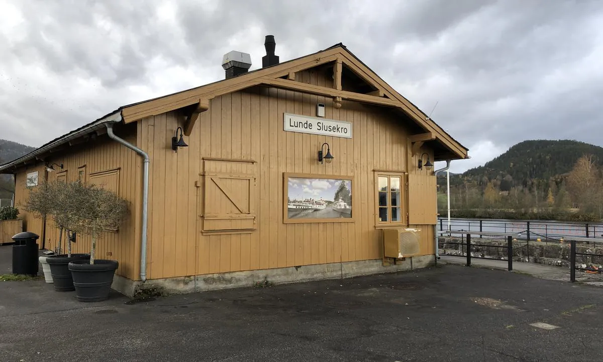 {"base": "da", "no": "Det er en kro ved slusene i Lunde", "se": "Det finns en krog vid slussarna i Lunde", "en": "There is an inn by the locks in Lunde", "da": "Det er en kro ved slusene i Lunde"}