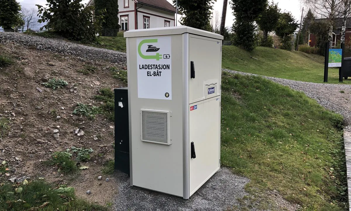 {"base": "no", "no": "Det er ladestasjon for elb\u00e5t ved Lunde Gjestebrygge.", "se": "Det finns en laddstation f\u00f6r elb\u00e5t vid Lunde G\u00e4stbrygga.", "en": "There is a charging station for electric boats at Lunde Guest Pier.", "da": "Der er ladestation for elb\u00e5d ved Lunde G\u00e6stebro."}
