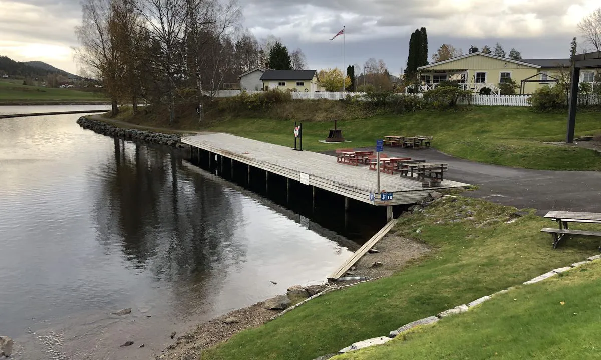 Lunde Gjestebrygge: {"base": "no", "no": "Denne kaia nedenfor slusene er forbeholdt kanalb\u00e5tene.", "se": "Denna kajen nedanf\u00f6r slussarna \u00e4r reserverad f\u00f6r kanalb\u00e5tarna.", "en": "This quay below the locks is reserved for canal boats.", "da": "Denne kajen nedenfor sluserne er forbeholdt kanalb\u00e5dene."}
