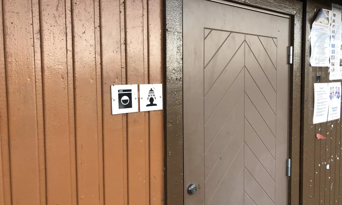 Ved Lunde Gjestebrygge er det servicehus med toalett, dusj og vaskemulighet.