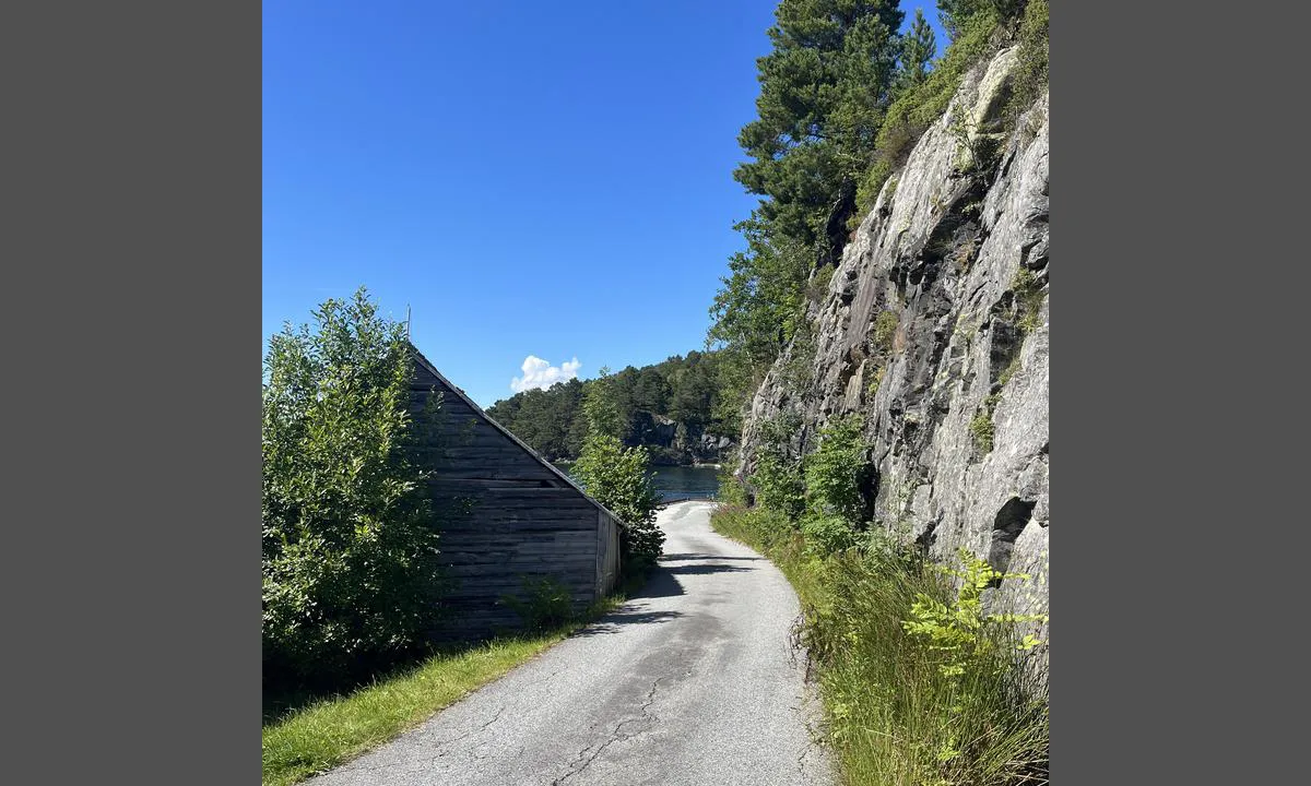 Lundegrend: {"base": "no", "no": "Rett bak dette naustet var det mulighet for \u00e5 kvitte boss, og flasker.", "se": "R\u00e4tt bakom detta b\u00e5thus fanns det m\u00f6jlighet att sl\u00e4nga skr\u00e4p och flaskor.", "en": "Right behind this boathouse, there was an opportunity for disposing of trash and bottles.", "da": "Lige bag denne naust var der mulighed for at skille sig af med affald og flasker."}