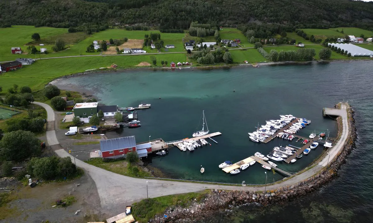 Lundsvik: {"base": "no", "no": "Lundenes b\u00e5thavn.", "se": "Lundenes b\u00e5thamn.", "en": "Lundenes Marina.", "da": "Lundenes b\u00e5dhavn."}