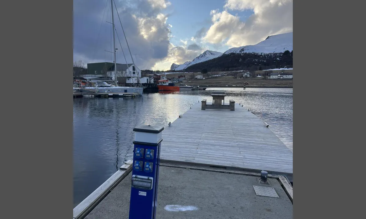 Lundsvik: {"base": "en", "no": "Denne brygga er marinaens brygge. Brygga foran er privat, men det er ok \u00e5 ligge der for 300nok", "se": "Denna brygga \u00e4r marinan brygga. Bryggan framf\u00f6r \u00e4r privat, men det \u00e4r ok att ligga d\u00e4r f\u00f6r 300 NOK", "en": "This dock is the marina dock. The dock in front is private, but ok to stay for 300nok", "da": "Denne dock er marina-docken. Docken foran er privat, men det er ok at blive for 300 NOK.", "fr": "<p>Cet embarcad\u00e8re est le quai de la marina. Le quai en face est priv\u00e9, mais il est possible d'y rester pour 300nok.</p>", "de": "Dieser Steg ist der Yachthafensteg. Der Steg davor ist privat, aber es ist in Ordnung, dort f\u00fcr 300 NOK zu bleiben.", "es": "Este muelle es el muelle de la marina. El muelle de enfrente es privado, pero est\u00e1 bien quedarse por 300 NOK", "it": "Questo molo \u00e8 il molo della marina. Il molo di fronte \u00e8 privato, ma va bene restare per 300nok", "pt": "Este cais \u00e9 o cais da marina. O cais em frente \u00e9 privado, mas \u00e9 permitido ficar por 300nok", "nl": "Deze steiger is de marina steiger. De steiger ervoor is priv\u00e9, maar ok\u00e9 om te verblijven voor 300nok", "pl": "To nabrze\u017ce to nabrze\u017ce mariny. Nabrze\u017ce naprzeciwko jest prywatne, ale mo\u017cna tu zacumowa\u0107 za 300 NOK.", "uk": "\u0426\u044f \u043f\u0440\u0438\u0441\u0442\u0430\u043d\u044c \u0454 \u043f\u0440\u0438\u0447\u0430\u043b\u043e\u043c \u0434\u043b\u044f \u044f\u0445\u0442. \u041f\u0440\u0438\u0441\u0442\u0430\u043d\u044c \u043f\u043e\u043f\u0435\u0440\u0435\u0434\u0443 - \u043f\u0440\u0438\u0432\u0430\u0442\u043d\u0430, \u0430\u043b\u0435 \u043c\u043e\u0436\u043d\u0430 \u0437\u0430\u043b\u0438\u0448\u0438\u0442\u0438\u0441\u044f \u0437\u0430 300 NOK.", "ro": "Acest doc este docul marinei. Docul din fa\u021b\u0103 este privat, dar este \u00een regul\u0103 s\u0103 r\u0103m\u00e2ne\u021bi pentru 300nok", "tr": "Bu r\u0131ht\u0131m marina r\u0131ht\u0131m\u0131d\u0131r. \u00d6n\u00fcndeki r\u0131ht\u0131m \u00f6zel, ancak 300nok kar\u015f\u0131l\u0131\u011f\u0131nda kalmak m\u00fcmk\u00fcn.", "el": "\u0391\u03c5\u03c4\u03cc\u03c2 \u03bf \u03c0\u03c1\u03bf\u03b2\u03bb\u03ae\u03c4\u03b1\u03c2 \u03b5\u03af\u03bd\u03b1\u03b9 \u03bf \u03c0\u03c1\u03bf\u03b2\u03bb\u03ae\u03c4\u03b1\u03c2 \u03bc\u03b1\u03c1\u03af\u03bd\u03b1\u03c2. \u039f \u03c0\u03c1\u03bf\u03b2\u03bb\u03ae\u03c4\u03b1\u03c2 \u03bc\u03c0\u03c1\u03bf\u03c3\u03c4\u03ac \u03b5\u03af\u03bd\u03b1\u03b9 \u03b9\u03b4\u03b9\u03c9\u03c4\u03b9\u03ba\u03cc\u03c2, \u03b1\u03bb\u03bb\u03ac \u03bc\u03c0\u03bf\u03c1\u03b5\u03af\u03c4\u03b5 \u03bd\u03b1 \u03c0\u03b1\u03c1\u03b1\u03bc\u03b5\u03af\u03bd\u03b5\u03c4\u03b5 \u03b3\u03b9\u03b1 300 \u03bd\u03bf\u03c1\u03b2\u03b7\u03b3\u03b9\u03ba\u03ad\u03c2 \u03ba\u03bf\u03c1\u03ce\u03bd\u03b5\u03c2 (300nok)", "cs": "Tento p\u0159\u00edstavn\u00ed molo je marina molo. Molo naproti je soukrom\u00e9, ale je mo\u017en\u00e9 z\u016fstat za 300 NOK", "hu": "Ez a m\u00f3l\u00f3 a kik\u00f6t\u0151 m\u00f3l\u00f3ja. Az el\u0151tte l\u00e9v\u0151 m\u00f3l\u00f3 mag\u00e1ntulajdonban van, de 300 nok\u00e9rt maradhatsz.", "fi": "T\u00e4m\u00e4 laituri on venesataman laituri. Edess\u00e4 oleva laituri on yksityinen, mutta siin\u00e4 voi y\u00f6py\u00e4 300 kruunulla", "bg": "\u0422\u043e\u0437\u0438 \u043f\u0440\u0438\u0441\u0442\u0430\u043d \u0435 \u0447\u0430\u0441\u0442 \u043e\u0442 \u043c\u0430\u0440\u0438\u043d\u0430\u0442\u0430. \u041f\u0440\u0438\u0441\u0442\u0430\u043d\u044a\u0442 \u043e\u0442\u043f\u0440\u0435\u0434 \u0435 \u0447\u0430\u0441\u0442\u0435\u043d, \u043d\u043e \u0435 \u043f\u043e\u0437\u0432\u043e\u043b\u0435\u043d\u043e \u0434\u0430 \u043e\u0441\u0442\u0430\u043d\u0435\u0442\u0435 \u0441\u0440\u0435\u0449\u0443 300 \u043d\u043e\u0440\u0432\u0435\u0436\u043a\u0438 \u043a\u0440\u043e\u043d\u0438.", "sr": "\u041e\u0432\u0430\u0458 \u0434\u043e\u043a \u0458\u0435 \u043c\u0430\u0440\u0438\u043d\u0441\u043a\u0438 \u0434\u043e\u043a. \u0414\u043e\u043a \u0438\u0441\u043f\u0440\u0435\u0434 \u0458\u0435 \u043f\u0440\u0438\u0432\u0430\u0442\u043d\u0438, \u0430\u043b\u0438 \u0458\u0435 \u0443 \u0440\u0435\u0434\u0443 \u043e\u0441\u0442\u0430\u0442\u0438 \u0437\u0430 300 NOK", "et": "See kai on jahtklubi kai. Eesmine kai on privaatne, kuid siin v\u00f5ib peatuda 300 NOK eest.", "lv": "\u0160is piest\u0101tne ir jahtkluba piest\u0101tne. Piest\u0101tne priek\u0161\u0101 ir priv\u0101ta, bet var uztur\u0113ties par 300 NOK.", "lt": "\u0160i prieplauka yra uosto prieplauka. Priekyje esanti prieplauka yra privati, bet galima apsistoti u\u017e 300 NOK"}