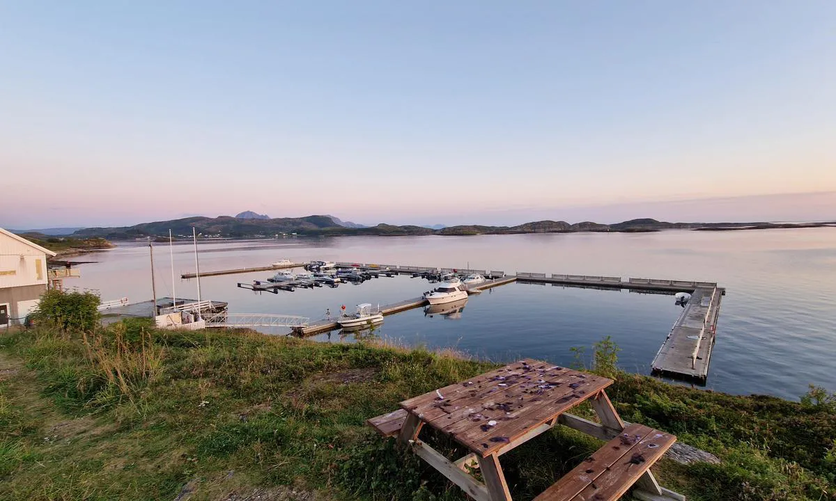 Lurøy - Torshavn: {"base": "no", "no": "God plass til mange b\u00e5ter", "se": "Gott om plats f\u00f6r m\u00e5nga b\u00e5tar", "en": "Good space for many boats", "da": "God plads til mange b\u00e5de"}