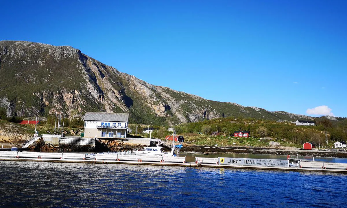 Lurøy - Torshavn: {"base": "no", "no": "Det er fin sti opp til Lurfjellet (685m)med passe stigning, uten skumle parti og fantastisk utsikt fra toppen.\r\nFoto: Bernt Aanonsen", "se": "Det finns en bra stig upp till Lurfjellet (685m) med lagom lutning, utan farliga partier och fantastisk utsikt fr\u00e5n toppen.<br/>Foto: Bernt Aanonsen", "en": "There is a fine trail up to Lurfjellet (685m) with a moderate incline, without any treacherous sections and a fantastic view from the top.<br> Photo: Bernt Aanonsen", "da": "Der er en fin sti op til Lurfjellet (685m) med passende stigning, uden farlige partier og fantastisk udsigt fra toppen.<br>Foto: Bernt Aanonsen"}