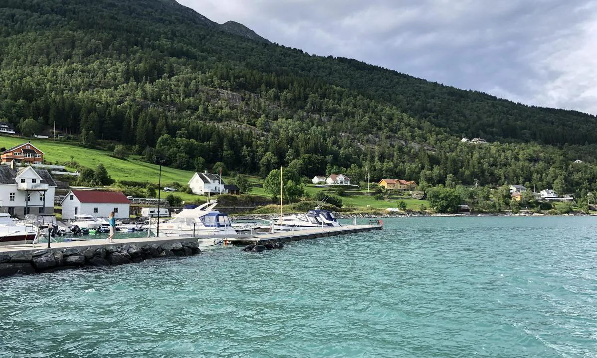 Luster Fjordhytter Gjestehavn: Gjesteplasser på utsiden av betongbrygga