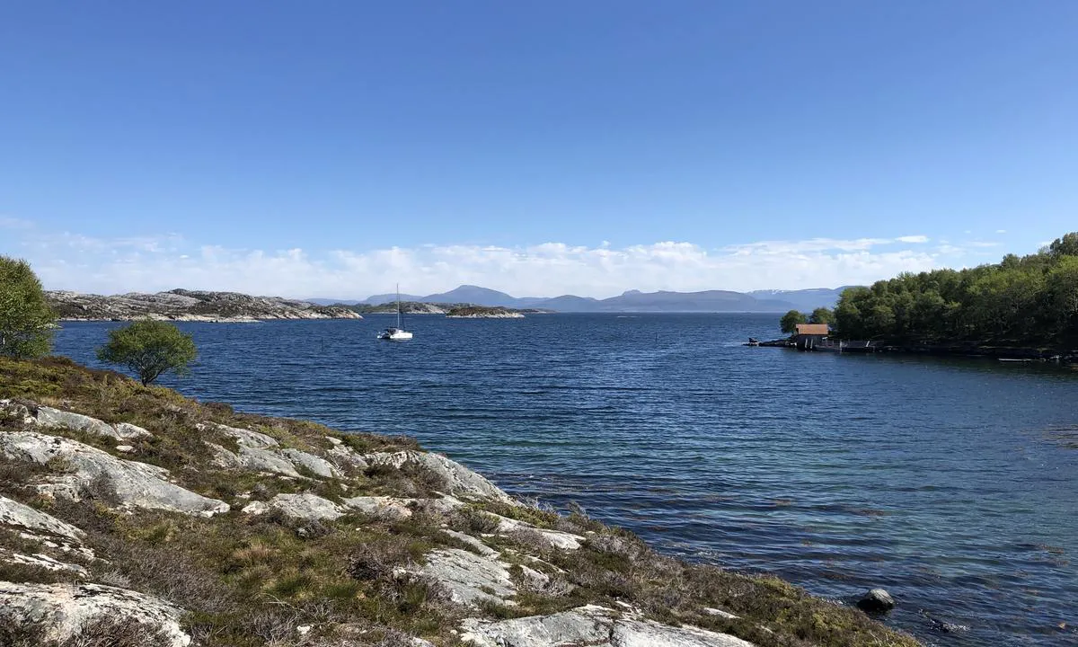 {"base": "no", "no": "P\u00e5 svai i Lyabukta. Bildet er tatt fra inne i bukta og utover.", "se": "P\u00e5 svaj i Lyabukten. Bilden \u00e4r tagen fr\u00e5n insidan av bukten och ut\u00e5t.", "en": "At anchor in Lyabukta. The picture is taken from inside the bay and outwards.", "da": "P\u00e5 svaj i Lyabugten. Billedet er taget fra inde i bugten og udad."}