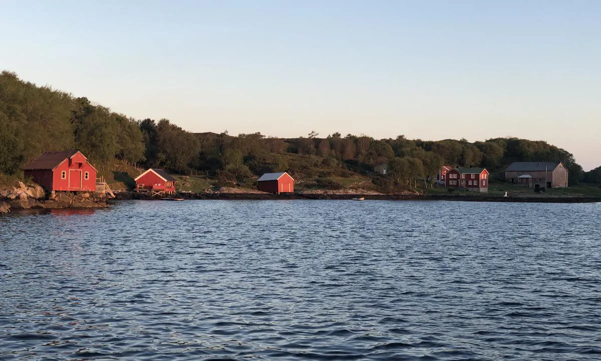 {"base": "no", "no": "Ankringsplassen i Lyabukta ligger utenfor det gamle g\u00e5rdsbruket p\u00e5 \u00f8ya.", "se": "Ankringsplatsen i Lyabukta ligger utanf\u00f6r den gamla g\u00e5rden p\u00e5 \u00f6n.", "en": "The anchorage in Lyabukta is located outside the old farmstead on the island.", "da": "Ankerpladsen i Lyabugten ligger uden for den gamle g\u00e5rd p\u00e5 \u00f8en."}