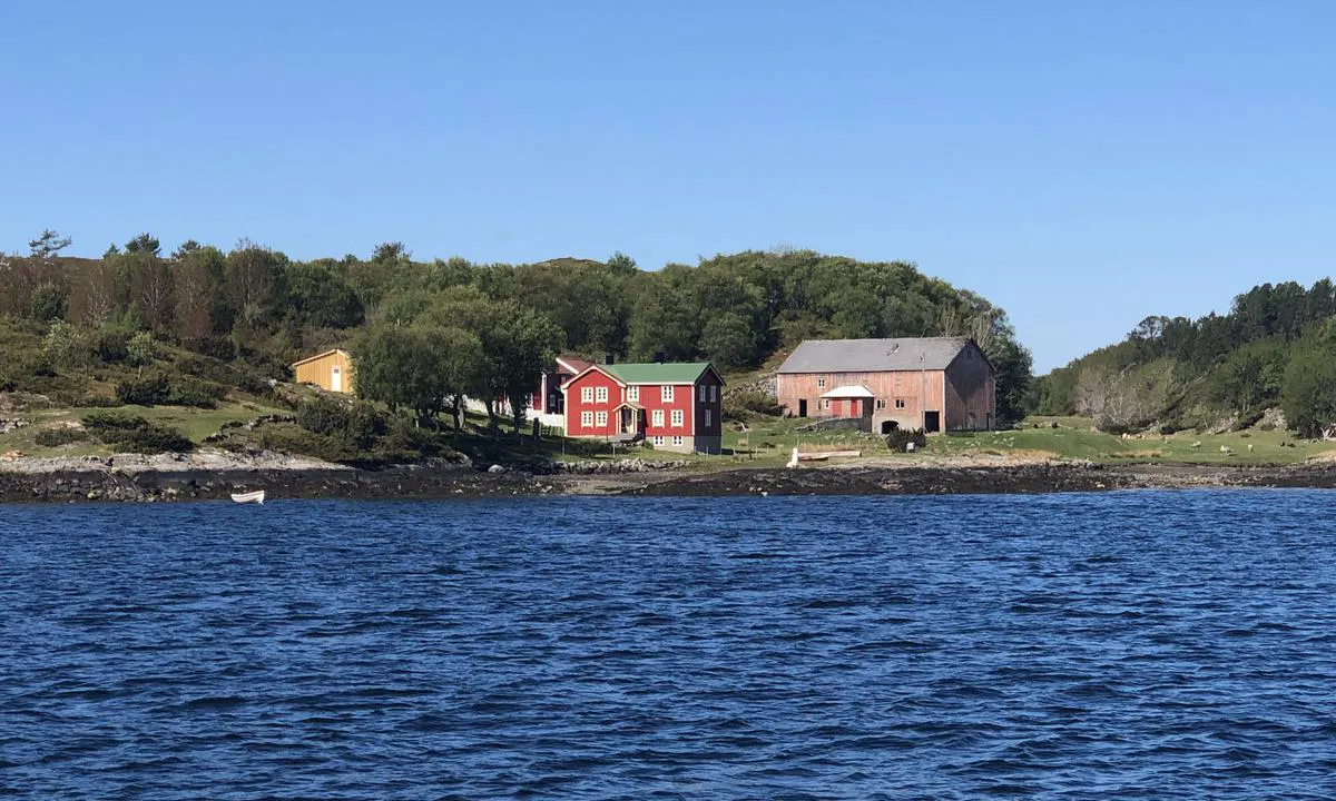 Gårdsbruket i Lyabukta. Låven er i aktiv drift og husene er hytter.