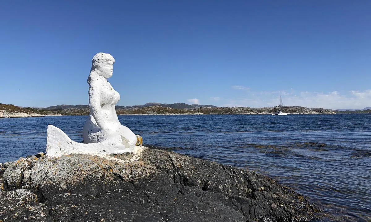 {"base": "no", "no": "Inne p\u00e5 land i Lyabukta st\u00e5r det skulpturer fra en tidligere bosatt kunstner. Du finner ogs\u00e5 en hvalross litt lenger ute ved ett av naustene.", "se": "Inne p\u00e5 land i Lyabukta st\u00e5r det skulpturer fr\u00e5n en tidigare bosatt konstn\u00e4r. Du hittar ocks\u00e5 en valross lite l\u00e4ngre ut vid en av b\u00e5thusen.", "en": "On land in Lyabukta, there are sculptures from a former resident artist. You can also find a walrus a little further out by one of the boathouses.", "da": "Inde p\u00e5 land i Lyabukta st\u00e5r der skulpturer fra en tidligere bosat kunstner. Du finder ogs\u00e5 en hvalros lidt l\u00e6ngere ude ved et af b\u00e5dskurene."}