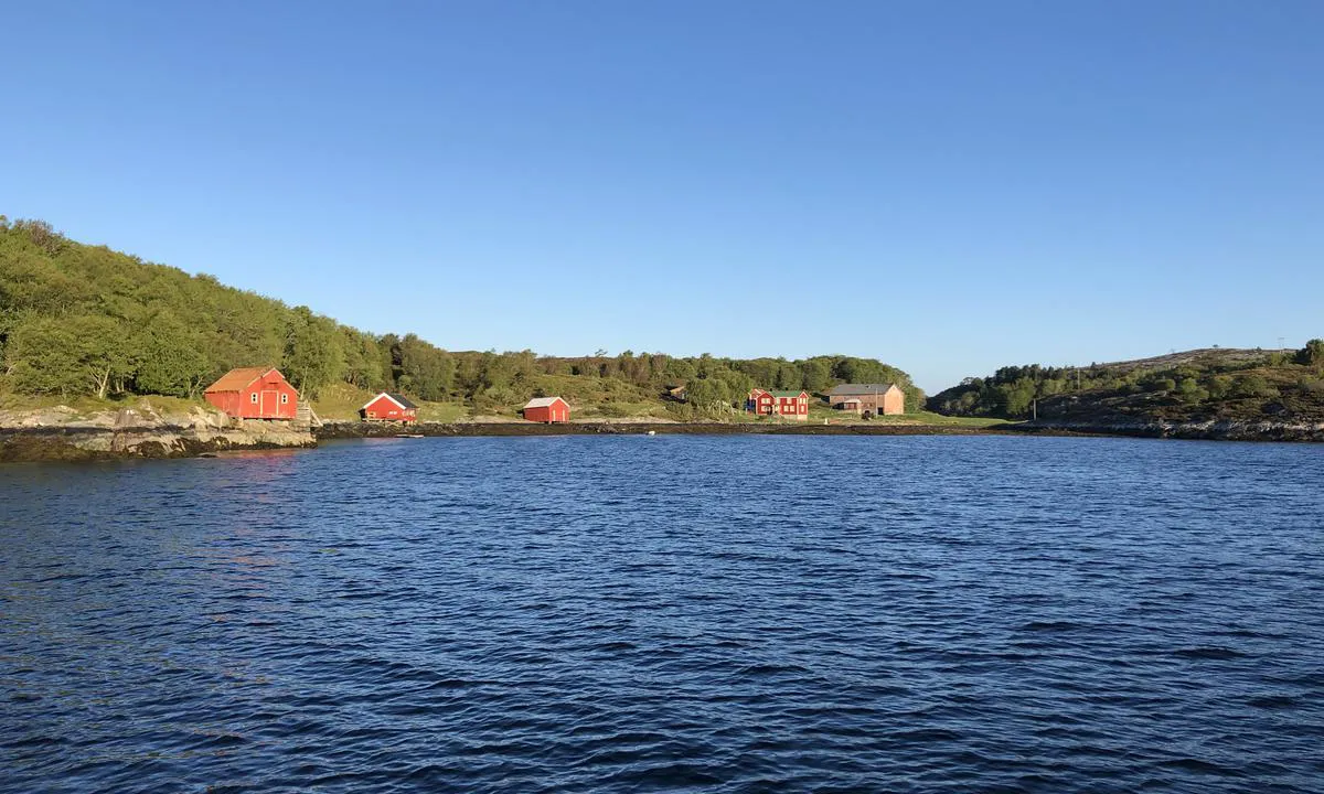 {"base": "no", "no": "Ankringsplassen i Lyabukta ligger utenfor det gamle g\u00e5rdsbruket p\u00e5 \u00f8ya.", "se": "Ankringsplatsen i Lyabukta ligger utanf\u00f6r den gamla g\u00e5rden p\u00e5 \u00f6n.", "en": "The anchorage at Lyabukta is located off the old farmstead on the island.", "da": "Ankerpladsen i Lyabugten ligger udenfor den gamle g\u00e5rd p\u00e5 \u00f8en."}