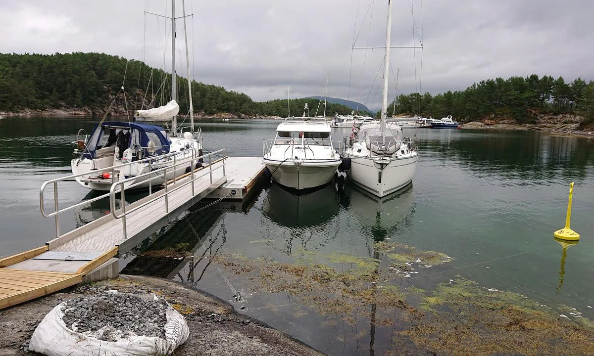 Lykjelsøy: {"base": "no", "no": "En popul\u00e6r uthavn.", "se": "En popul\u00e4r naturhamn.", "en": "A popular anchorage.", "da": "En popul\u00e6r udhavn."}