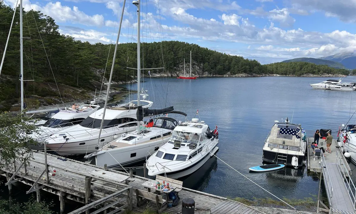 Lykjelsøy: {"base": "no", "no": "God dybde innerst mot brygga", "se": "Godt djup l\u00e4ngst in vid bryggan", "en": "Good depth towards the innermost part of the quay", "da": "God dybde inderst mod kajen"}