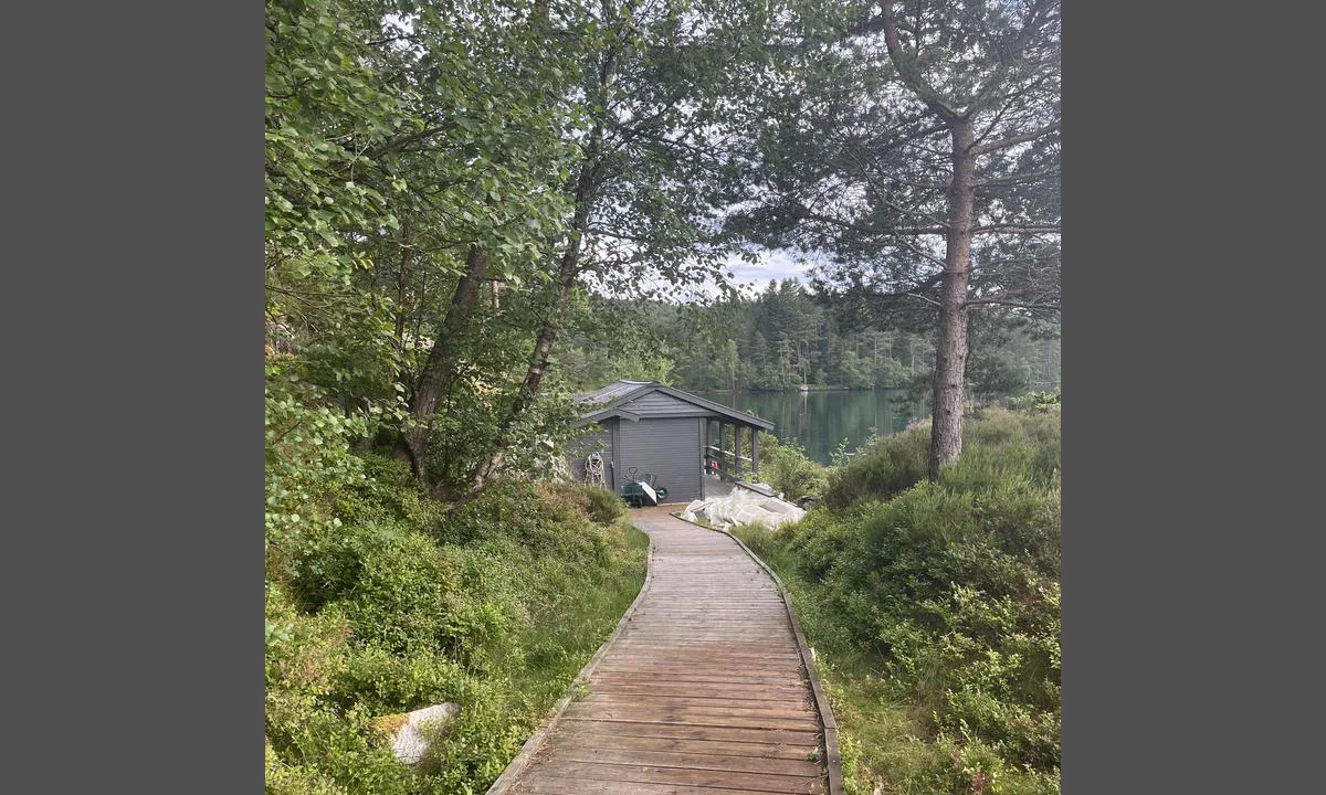Lykjelsøy: {"base": "no", "no": "Toalett og vann med vask.", "se": "Toalett och vatten med tv\u00e4tt.", "en": "Toilet and water with sink.", "da": "Toilet og vand med vask."}
