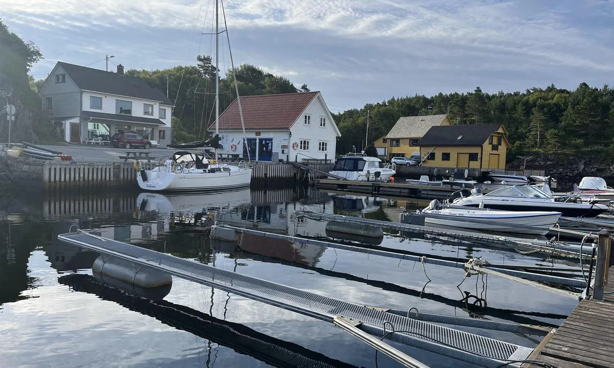 Lykling: {"base": "no", "no": "Gjestebrygge/kai. Det er og en gjesteplass i enden p\u00e5 denne flytebrygge(obs ankerliner til denne)", "se": "G\u00e4stbrygga/kaj. Det finns ocks\u00e5 en g\u00e4stplats i slutet av denna flytbrygga (obs ankarlina till denna)", "en": "<p>Guest pier/quay. There is also a guest spot at the end of this floating pier (note anchor lines for this one).</p>", "da": "G\u00e6stebro/ kaj. Der er ogs\u00e5 en g\u00e6steplads for enden af denne flydebro (obs ankertov til denne)"}