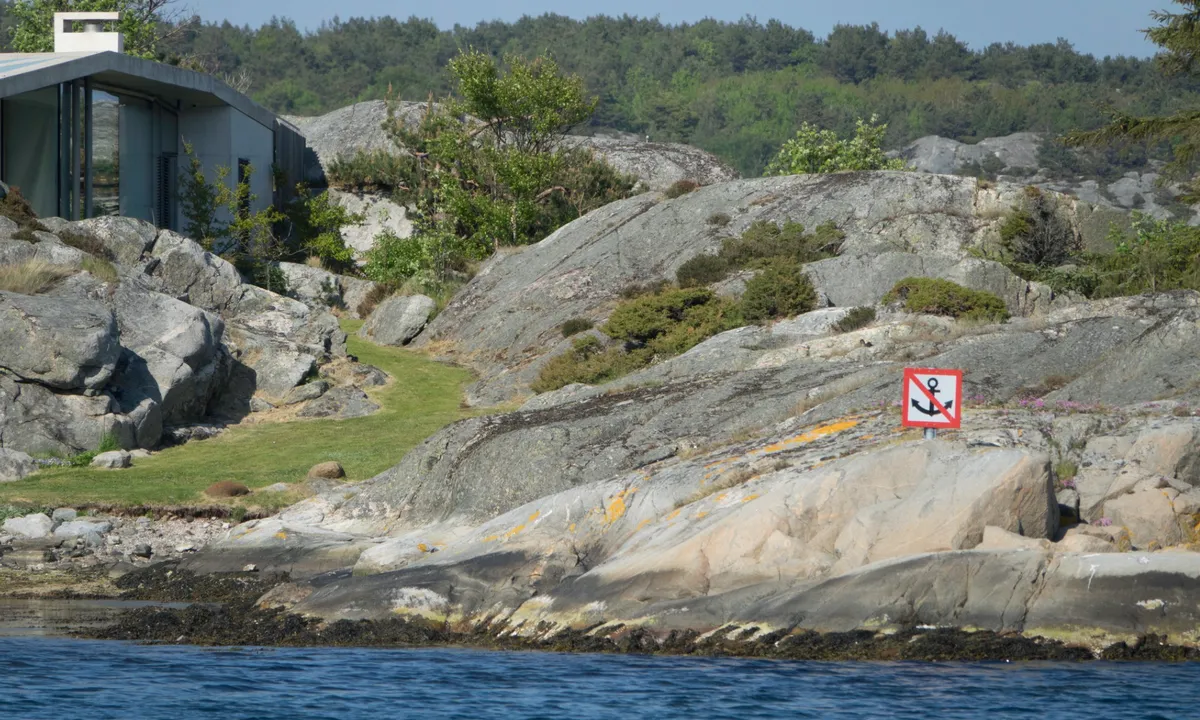 Lyngholmane - Høvåg: Dette skiltet gjelder en rørledning som ligger langs land nord i havna. Det skal (per vinter 2023) ikke være rør eller kabler gjennom senter av havna.