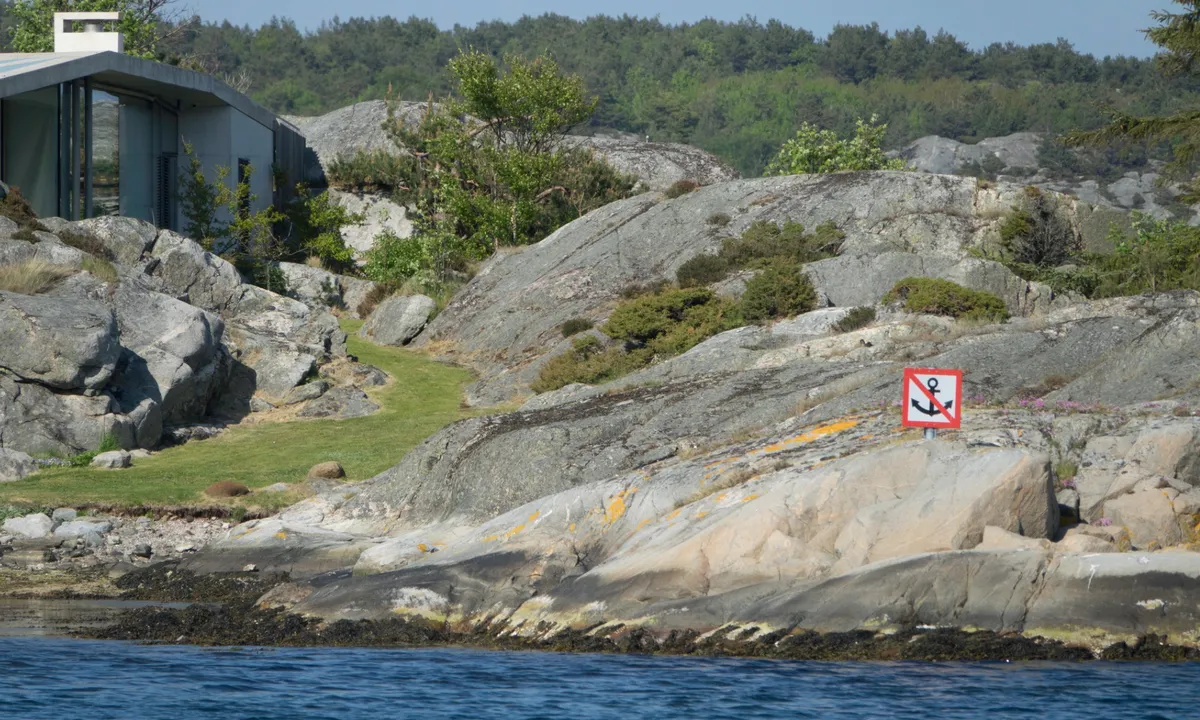 Lyngholmane - Høvåg: {"base": "no", "no": "Dette skiltet gjelder en r\u00f8rledning som ligger langs land nord i havna. Det skal (per vinter 2023) ikke v\u00e6re r\u00f8r eller kabler gjennom senter av havna.", "se": "Denna skylt g\u00e4ller en ledning som ligger l\u00e4ngs landet norr om hamnen. Det ska (per vinter 2023) inte finnas n\u00e5gra r\u00f6r eller kablar genom mitten av hamnen.", "en": "This sign pertains to a pipeline that runs along the land in the northern part of the harbor. There should (as of winter 2023) not be any pipes or cables through the center of the harbor.", "da": "Dette skilt g\u00e6lder en r\u00f8rledning, som ligger langs land nord i havnen. Det skal (per vinteren 2023) ikke v\u00e6re r\u00f8r eller kabler gennem centrum af havnen."}
