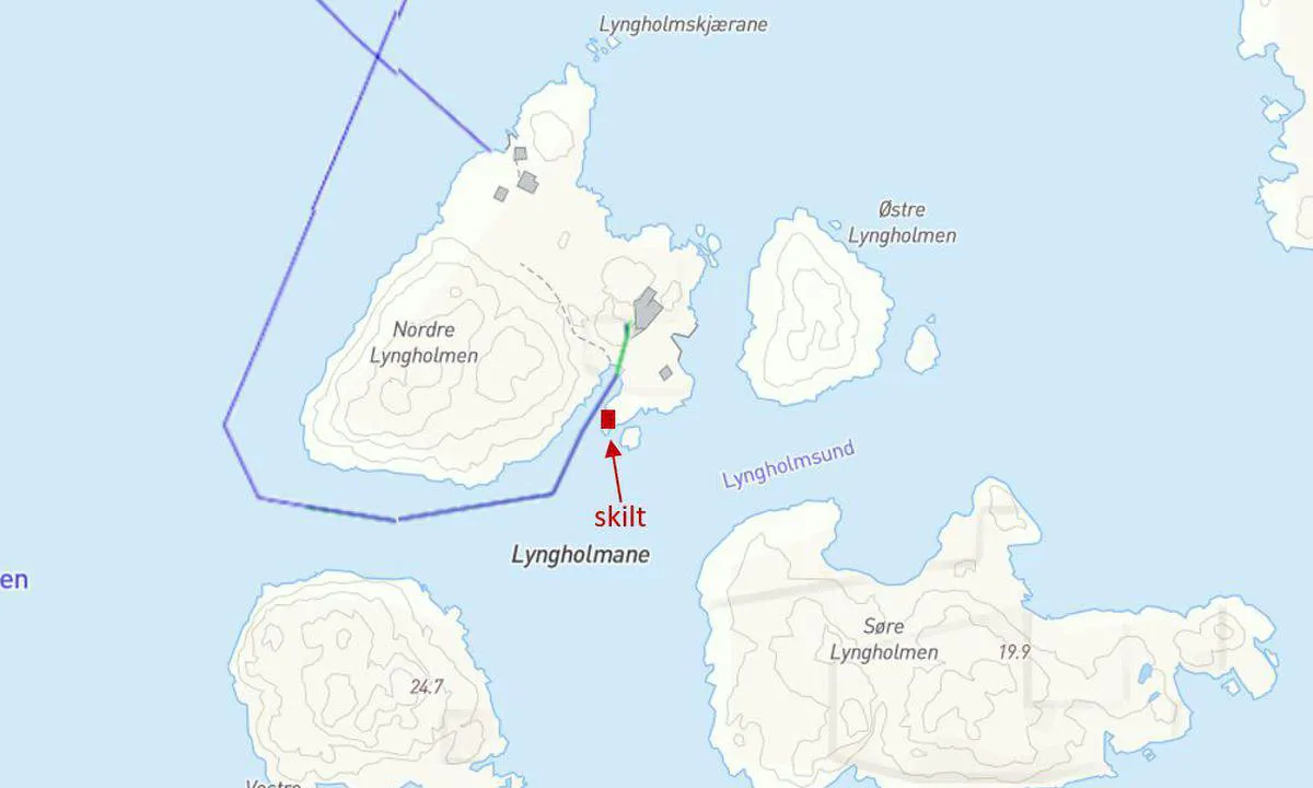 Lyngholmane - Høvåg: I følge kommunekartet for Lillesand har begge hytte-eiendommene på Nordre Lyngolmene fått innlagt vann via sjøveien. Vannledningen til søndre hytte-eiendommen går langs holmen så det ser ut som at det fortsatt skal være trygt å ankre midt i mellom de 4 Lyngholmene.