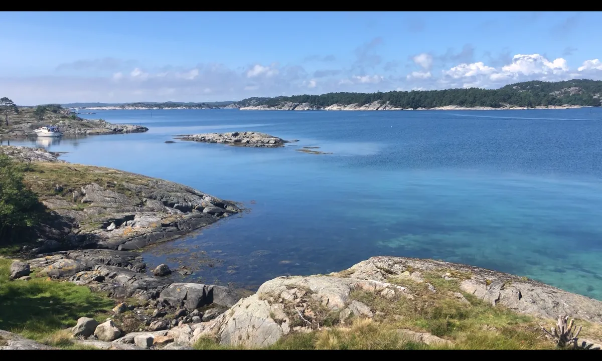 Lyngholmen - Lillesand: Skal du legge deg inn i den innerste delen her må du gå innover veldig forsiktig, og heller ikke stikke så mye dypere enn 0,9 meter. 
Grunn innkjøring begge veier.
Men når du først har kommet deg innenfor er det grei dybde. 
Veldig beskyttet her inne!.