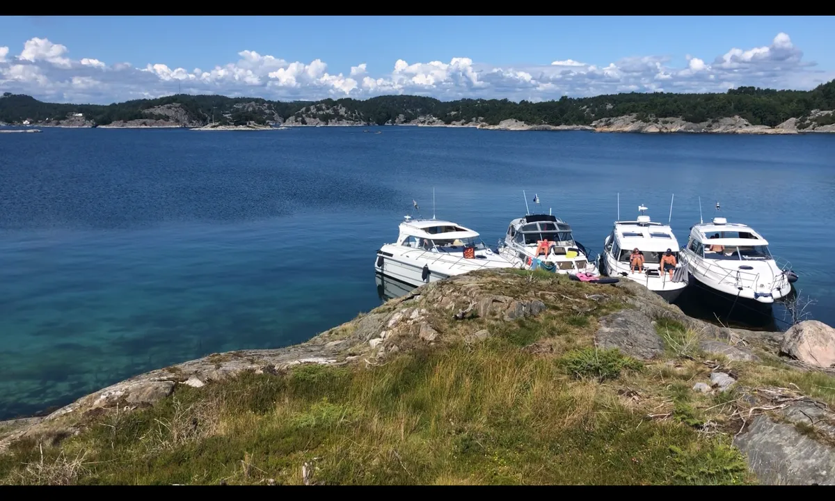 Lyngholmen - Lillesand: Bildet er tatt mot nord.
Fin dybde inn mot land, men pass på den flua som ligger på babord side når du går opp i mot holmen. Bolter i fjell.