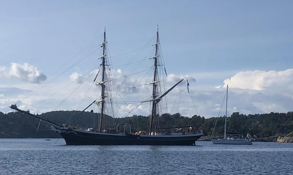 Skoleskipet briggen «Morgenster» av Nederland har lagt seg på svai bak Lyngholmen før den skulle møte opp i Tall Ships Race i Arendal.