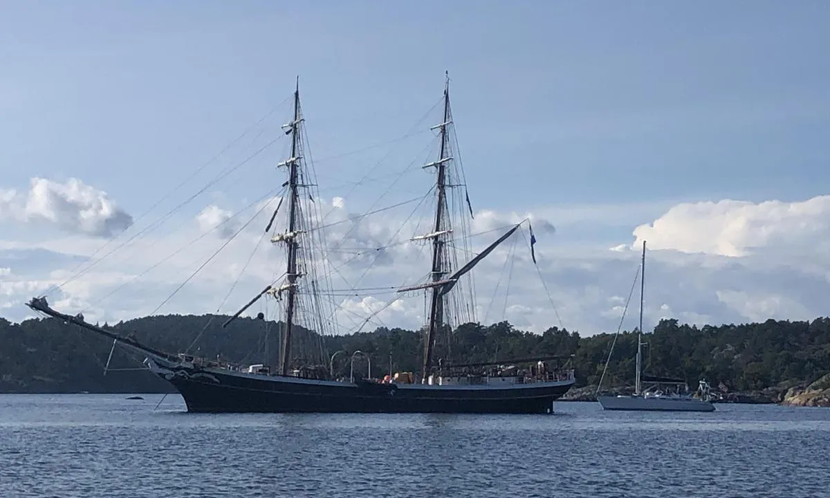 {"base": "no", "no": "Skoleskipet briggen \u00abMorgenster\u00bb av Nederland har lagt seg p\u00e5 svai bak Lyngholmen f\u00f8r den skulle m\u00f8te opp i Tall Ships Race i Arendal.", "se": "Skolskeppet briggen \u00abMorgenster\u00bb fr\u00e5n Nederl\u00e4nderna har lagt sig f\u00f6r ankar bakom Lyngholmen innan den skulle delta i Tall Ships Race i Arendal.", "en": "The training ship brig 'Morgenster' from the Netherlands has anchored off Lyngholmen before heading to the Tall Ships Race in Arendal.", "da": "Skoleskibet briggen \u00abMorgenster\u00bb af Nederlandene har lagt sig p\u00e5 svaj bag Lyngholmen f\u00f8r den skulle m\u00f8de op i Tall Ships Race i Arendal."}
