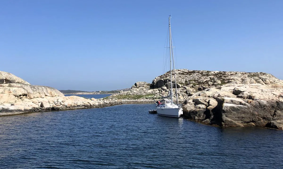 Longside mooring to the rocks on Lyngnhuvudet