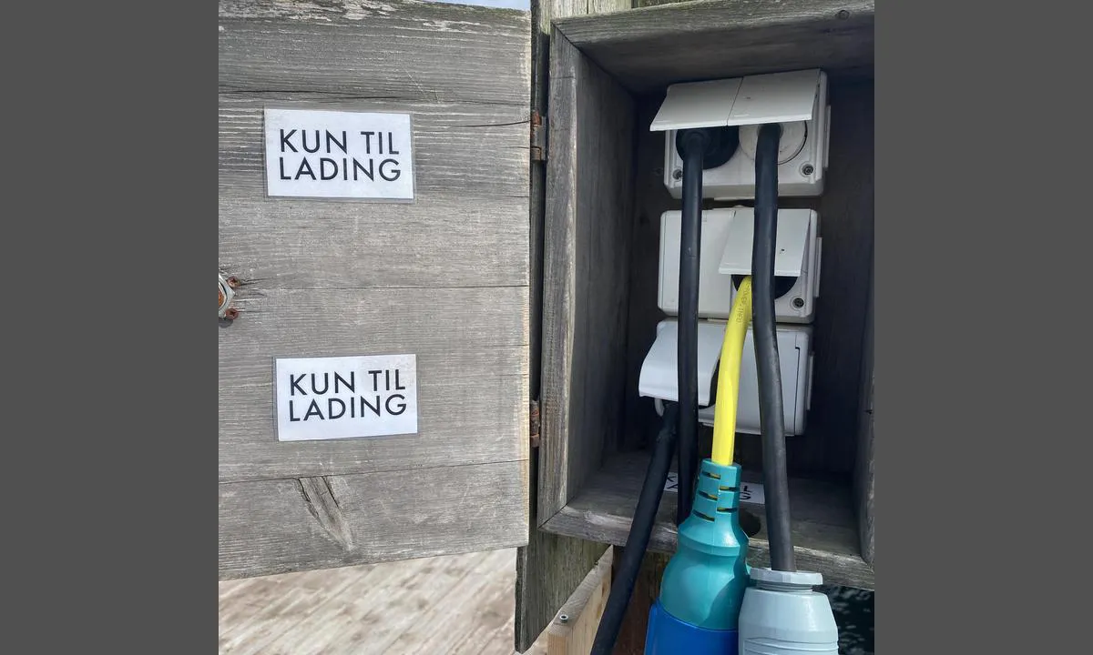 Lyngør Seilmakerverksted: {"base": "no", "no": "Begrenset med str\u00f8m p\u00e5 Lyng\u00f8r. Obs: ta med overgang fra vanlig st\u00f8psel (han) til b\u00e5tkontakt (hun).", "se": "Begr\u00e4nsat med str\u00f6m i Lyng\u00f8r. Obs: ta med \u00f6verg\u00e5ng fr\u00e5n vanlig stickkontakt (hane) till b\u00e5tkontakt (hona).", "en": "Limited electricity at Lyng\u00f8r. Note: bring an adapter from a standard plug (male) to a boat plug (female).", "da": "Begr\u00e6nset med str\u00f8m i Lyng\u00f8r. Obs: tag en adapter med fra almindelig stikprop (han) til b\u00e5dkontakt (hun)."}