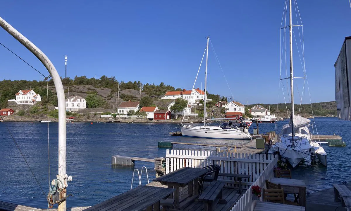 Lyngør Seilmakerverksted: {"base": "no", "no": "Gjestebrygge sett fra Seilmakerfruens Kro - uke 23, 2023", "se": "G\u00e4stbrygga sedd fr\u00e5n Seglarmakersfruns Krog - vecka 23, 2023", "en": "Guest pier seen from Seilmakerfruen's Tavern - week 23, 2023", "da": "G\u00e6stebro set fra Sejlmagerfruens Kro - uge 23, 2023"}