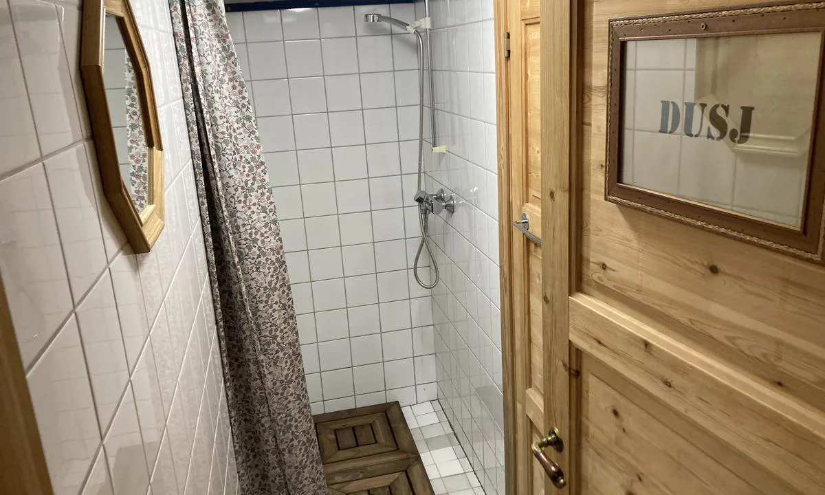 Lyngør Seilmakerverksted: Mulig å dusje på Seilmakerfruens kro - 1.etage