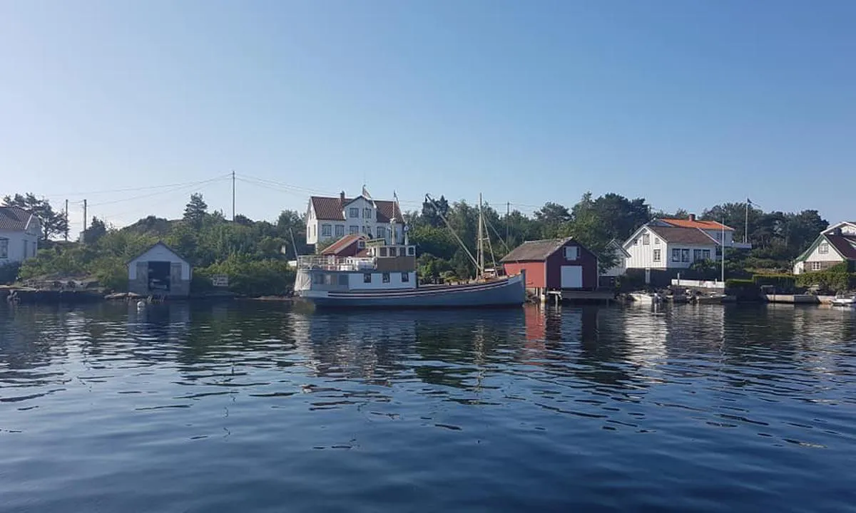 Det er maritim stemning og mange fine små hus på Lyngør. I sommermånedene er det yrende liv her.