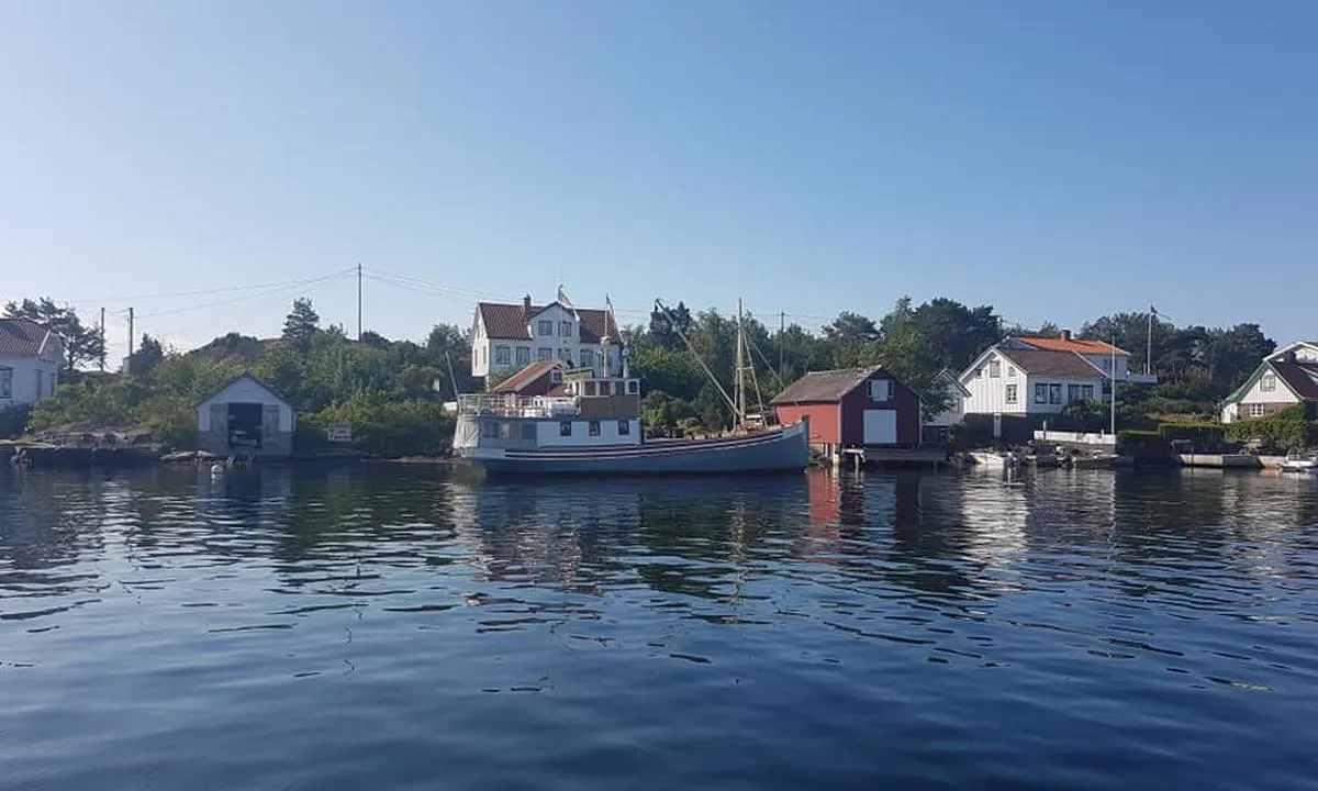 Lyngør Seilmakerverksted: {"base": "no", "no": "Det er maritim stemning og mange fine sm\u00e5 hus p\u00e5 Lyng\u00f8r. I sommerm\u00e5nedene er det yrende liv her.", "se": "Det \u00e4r maritim st\u00e4mning och m\u00e5nga fina sm\u00e5 hus p\u00e5 Lyng\u00f8r. Under sommarm\u00e5naderna \u00e4r det livligt h\u00e4r.", "en": "There is a maritime atmosphere and many fine small houses in Lyng\u00f8r. In the summer months, there is bustling activity here.", "da": "Der er maritim stemning og mange fine sm\u00e5 huse p\u00e5 Lyng\u00f8r. I sommerm\u00e5nederne er der et vrimlende liv her."}