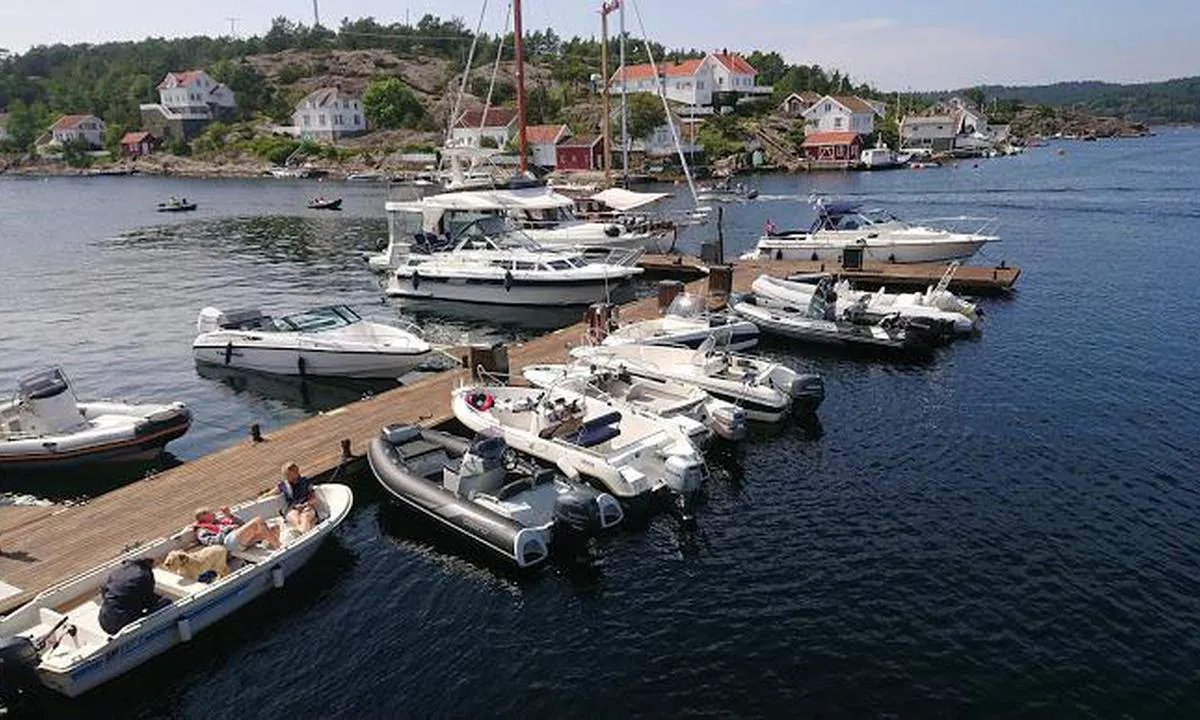 Lyngør Seilmakerverksted: {"base": "no", "no": "Flytebrygga hos Lyng\u00f8r Seilmakerverksted", "se": "Flytbryggan vid Lyng\u00f8r Segelmakeriverkstad", "en": "The floating dock at Lyng\u00f8r Sailmaker Workshop", "da": "Flydebroen hos Lyng\u00f8r Sejlmagerv\u00e6rksted"}