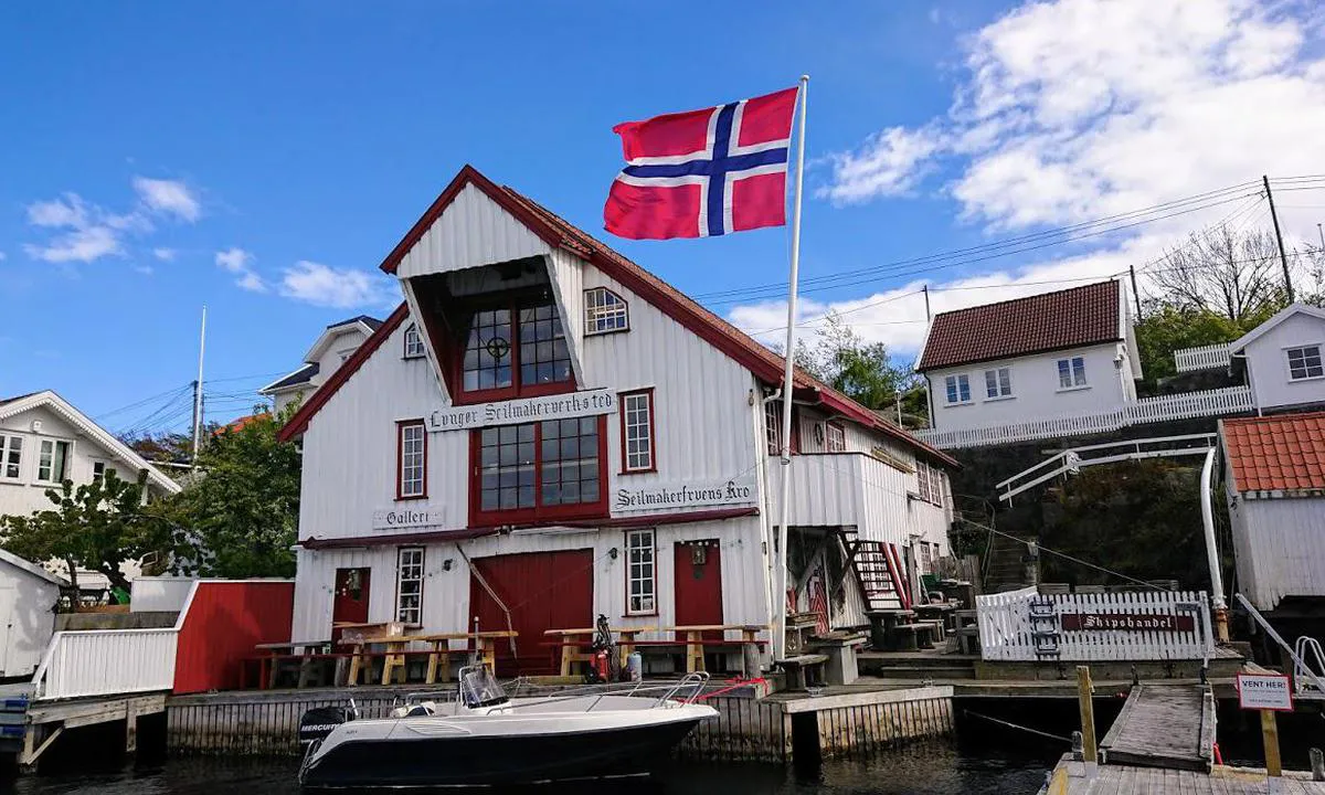 Seilmakerfruens kro på Lyngør Seilmakerverksted. Inne i huset her er det dusj og toalett. Inngang på høyre side.